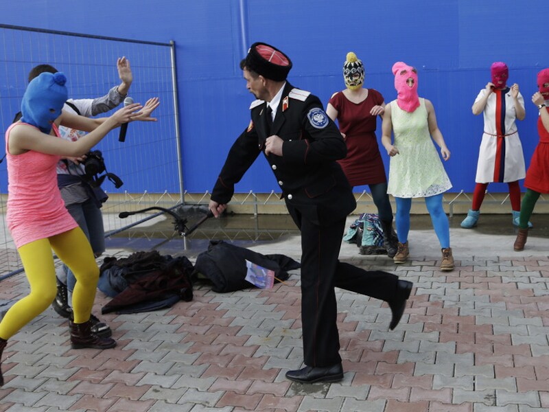 Kozakse militieleden sloegen de leden van Pussy Riot met zwepen.