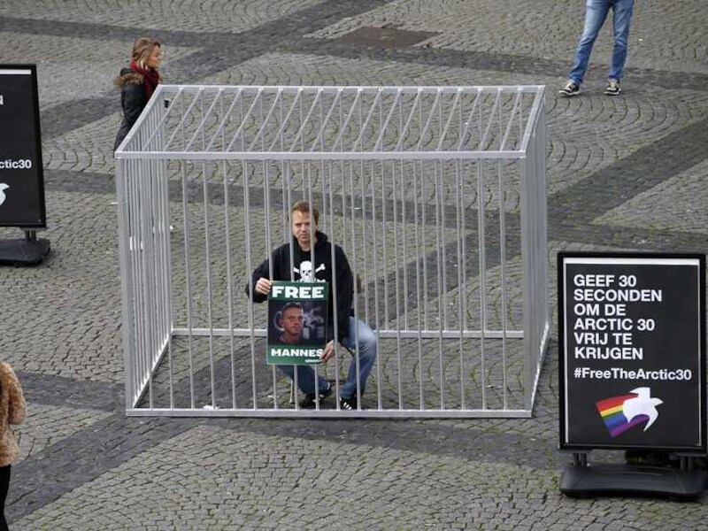 Een sympathisant van de Nederlandse Greenpeace-activist Mannes Ubels, een van de 30 die vasten zit in het Russische Moermansk, demonstreert op de Grote Markt in Groningen. De Russische autoriteiten houden de zogenaamde Arctic 30 al een maand vast.