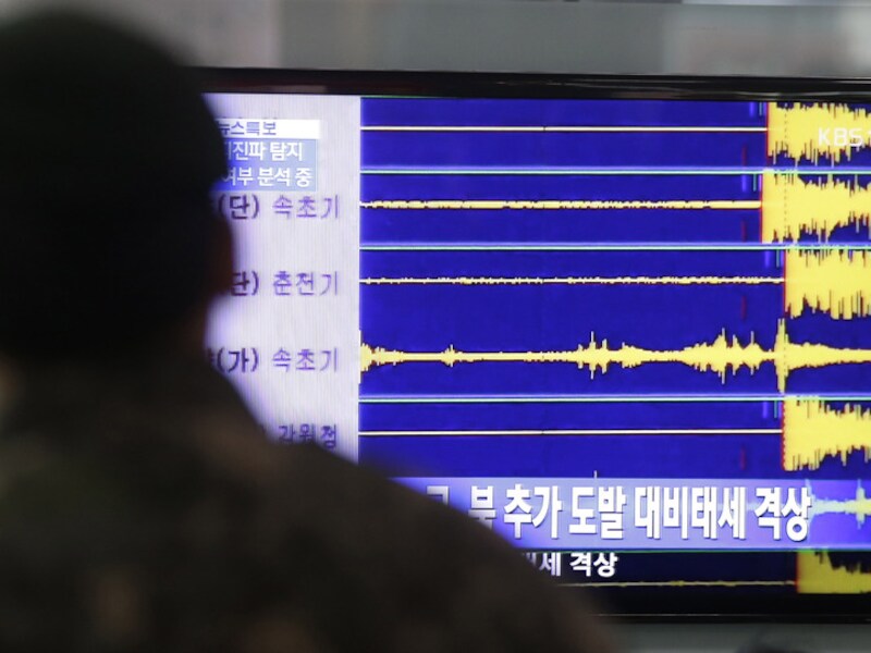 Soldaat bekijkt de seismische golven als gevolg van de Noord-Koreaanse derde atoomtest.