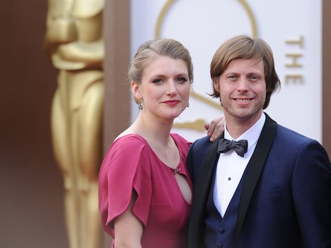 Felix van Groeningen en zijn vriendin en actrice Charlotte Vandermeersch op de rode loper van de 86ste editie van de Oscars.