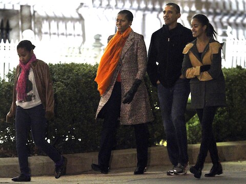Sasha, Michelle, Barack en Malia Obama op weg naar een kunstgallerij in Washington.