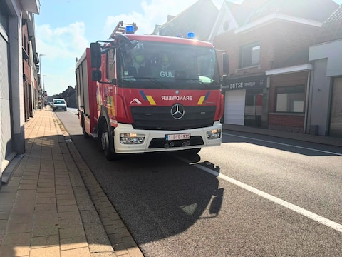 Brandweer rukt uit voor brandgeur bij slagerij Buyse in Moorsele.