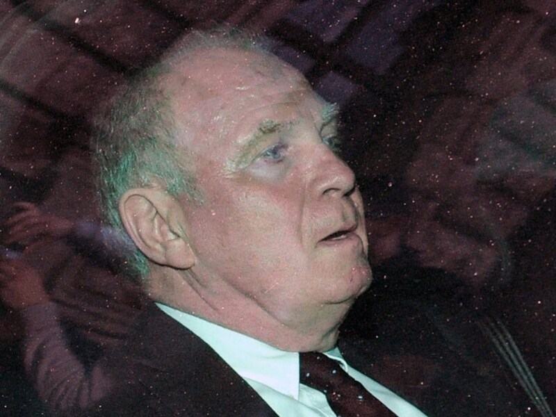 Uli Hoeness vandaag bij het verlaten van de rechtszaal.