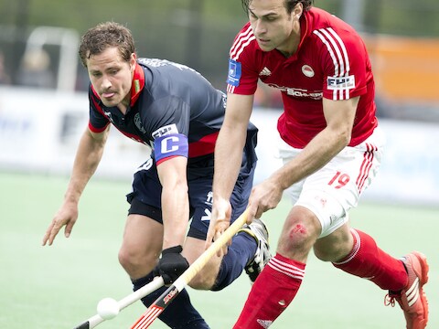 Jeffrey Thys (links) in actie voor KHC Dragons in de Euro Hockey League.