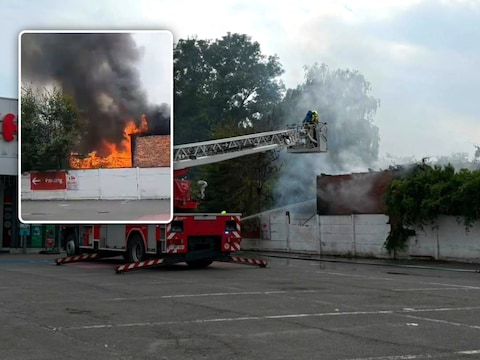 Het grote tuinhuis in de Nieuwstraat in Opwijk brandde volledig uit en stortte in. Ook de haag die de woning van de naastgelegen Carrefour Market scheidt, vatte vuur.