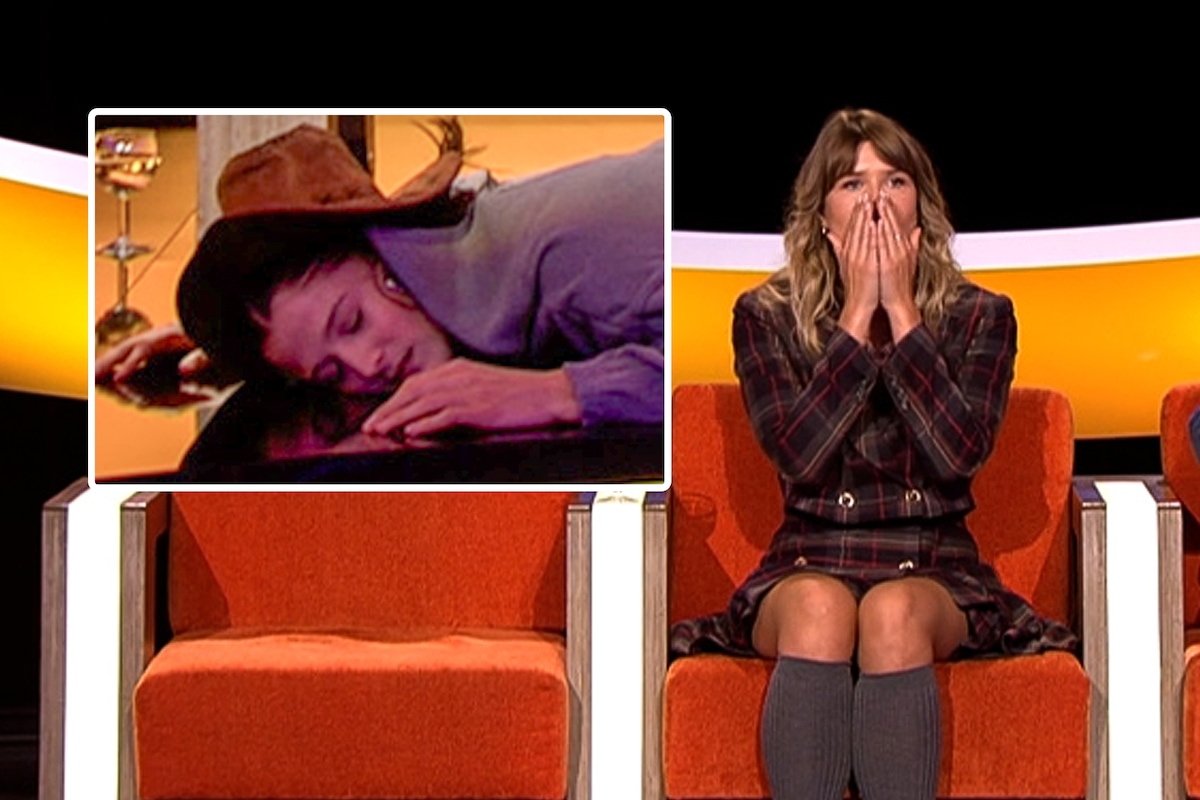 Nora Monsecour laat zich letterlijk vallen tijdens een dansje. Charlotte Sieben schrikt.