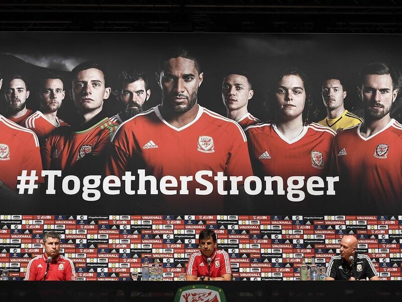 Together stronger. Waar je ook kijkt in het Welshe kamp, mannen staren je op affiches aan