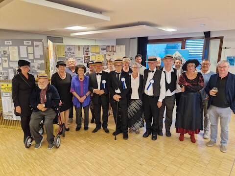 Verschillende leden van het folklorecomité van vroeger tot nu, inclusief themakledij, openden de expo