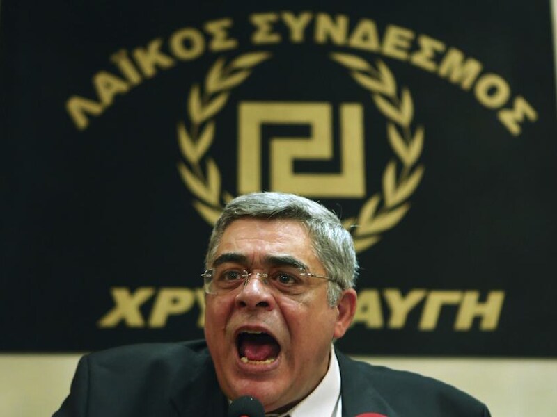 Het beruchte, extreemrechtse 'Dageraad' haalt de kiesdrempel. Hier hun leider Nikolaos Mihaloliakos.