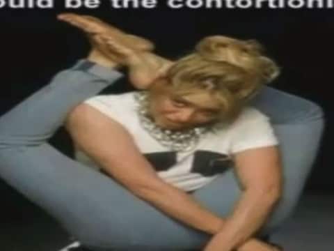 Shakira doet het prima als 'slangenmens'.