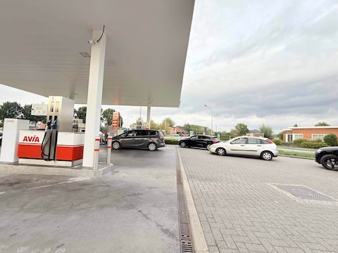 Aangekondigde prijsstijging benzine zorgt voor files én frustratie aan de pomp in Buggenhout