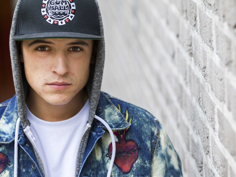 Portret van rapper Lil Kleine. Samen met Ronnie Flex scoort hij een zomerhit met het nummer Drank en Drugs