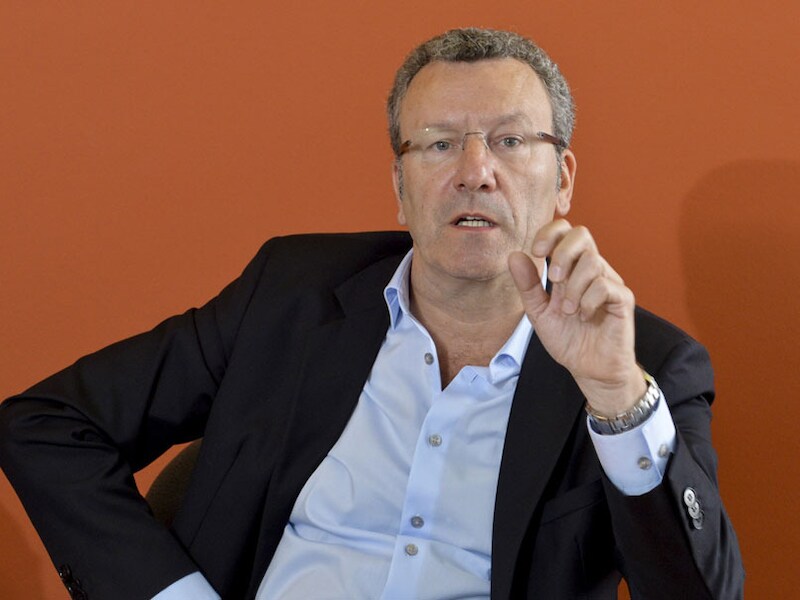 Mayeur kaatst de bal terug.