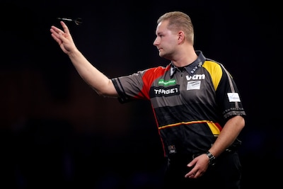 Op zucht van een stunt: Dimitri Van den Bergh verliest nipt van Gian van Veen, die straffe comeback in huis heeft