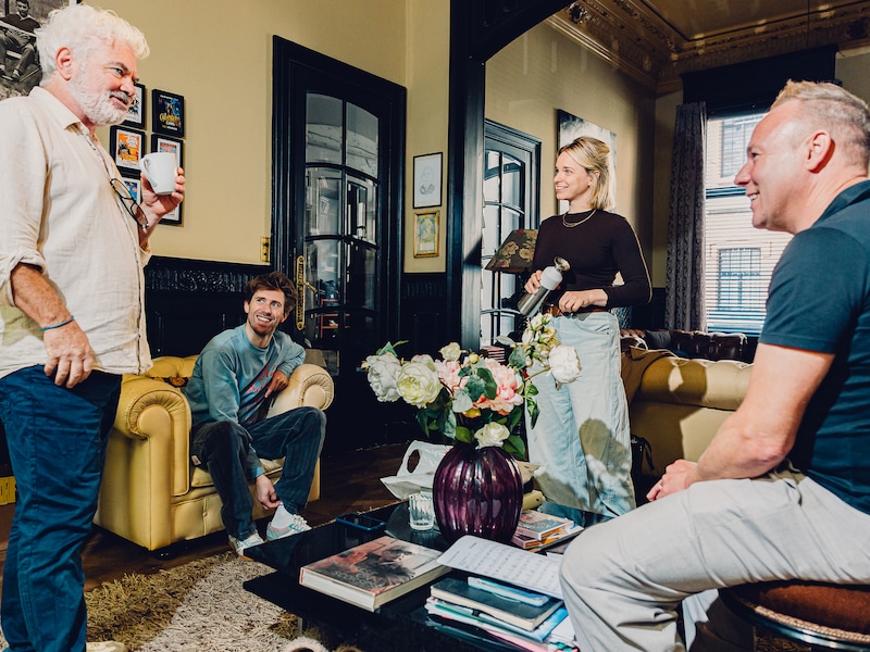 Een gezellig onderonsje bij Stany Crets thuis met acteurs Ruben Van Keer en Lotte Stevens en pianist Jef Neve. Voorstelling musical 'The Last Five Years' in veilinghuis Bernaerts.