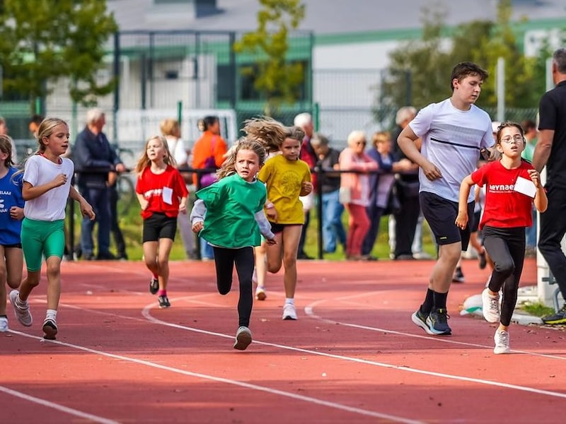 Scholenveldloop op atletiekpiste: “Toeschouwers welkom om aan te moedigen”