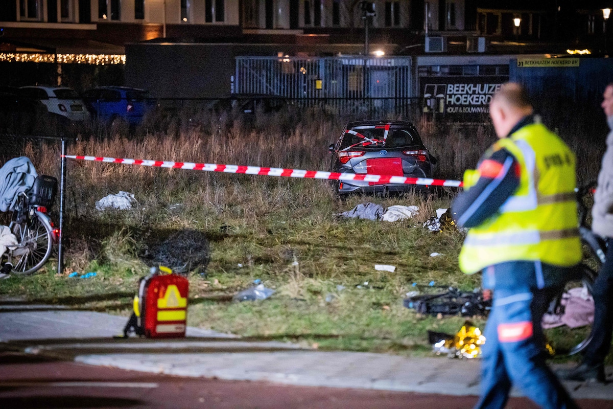 Het slachtoffer raakte maandagavond gewond toen een auto inreed op een groep mensen die stond te wachten op een lichtjesoptocht. 