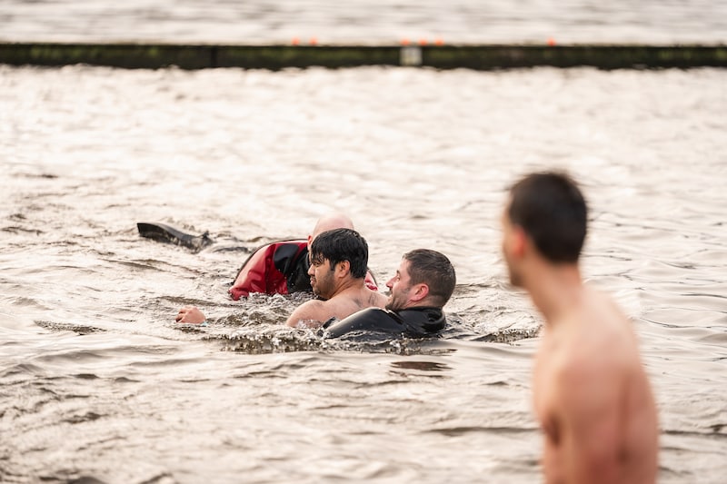 Dos participantes tuvieron que ser rescatados del agua.