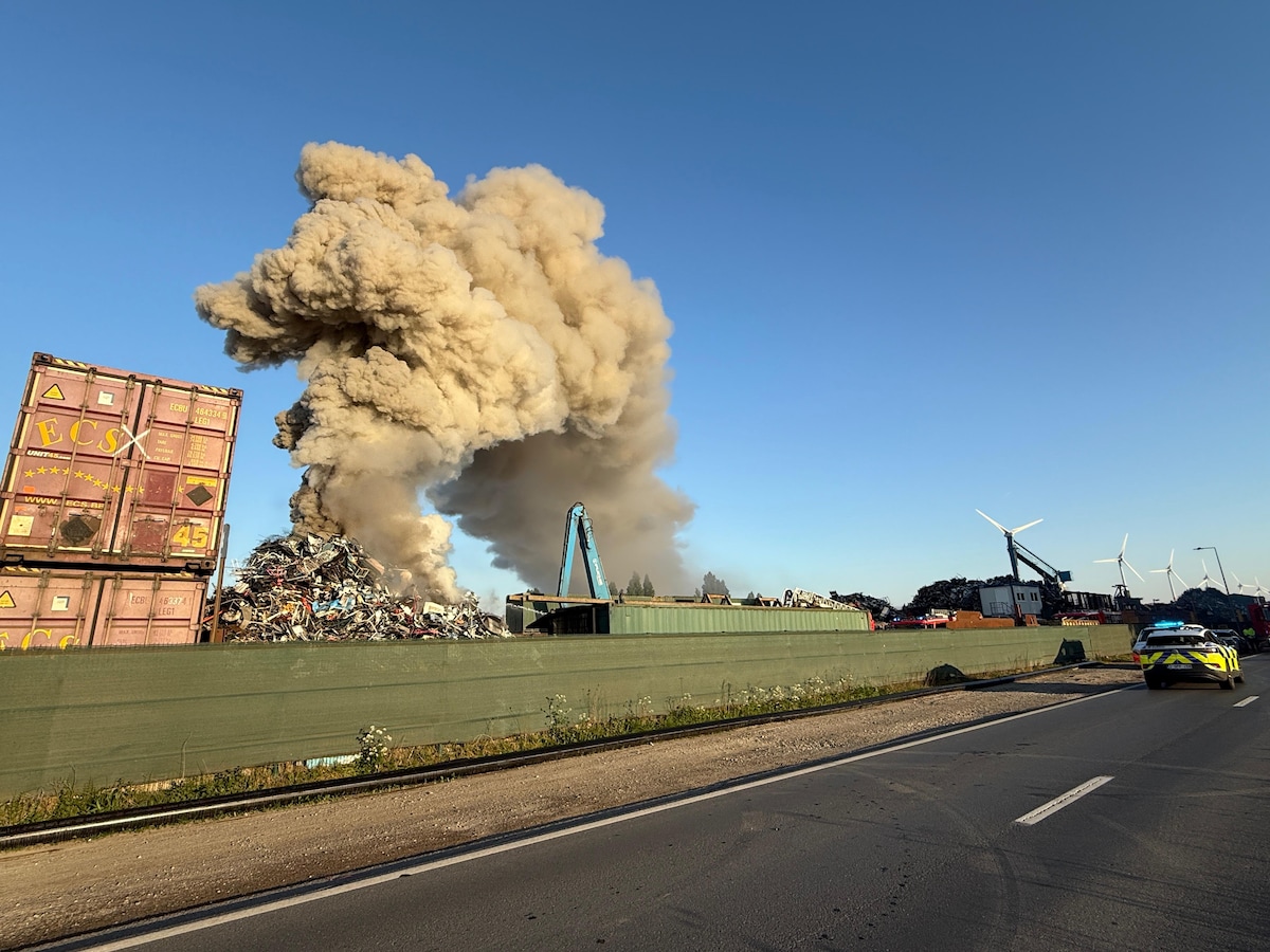 Grote rookontwikkeling door brand bij schroothandelaar in Brugge ...