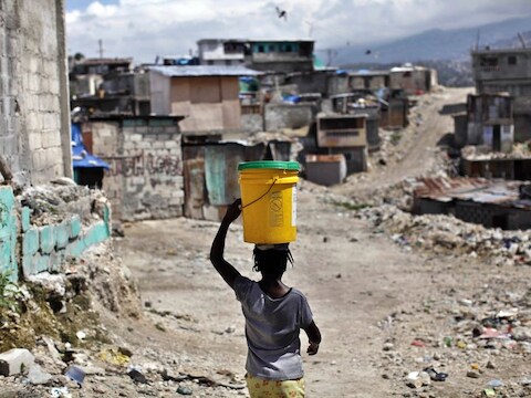 Grote delen van Haïti liggen nog altijd in puin na de aardbeving van januari, waarbij 300.000 mensen stierven en meer dan 1 miljoen mensen dakloos werden.