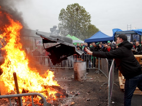 Zo erg als op 29 oktober is het protest aan de poorten van Ford Genk niet meer, maar de directie is het toch beu.