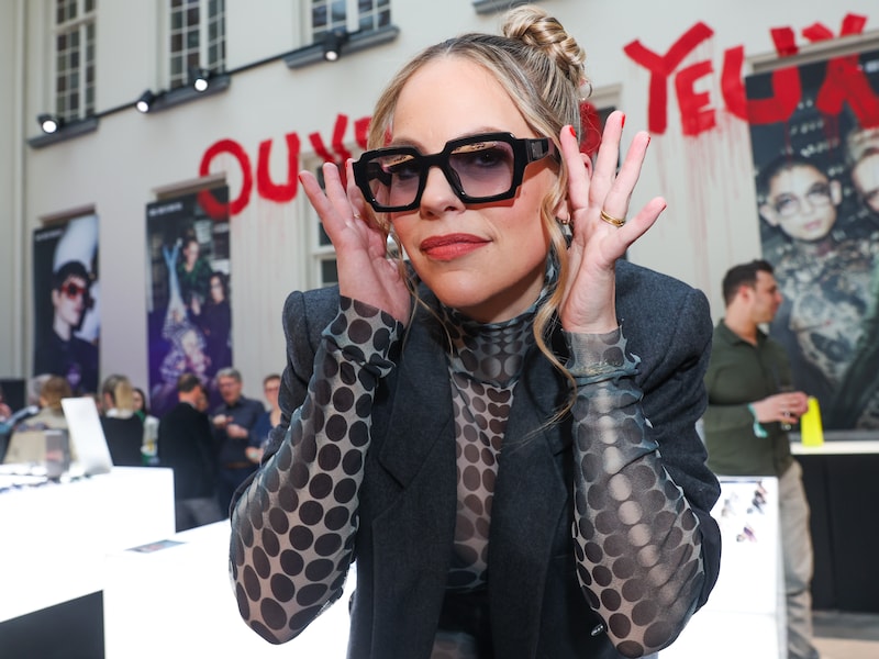 IN BEELD. Eline De Munck stelt eerste ‘Rock Werchter’-zonnebrillen voor, en de Pfaffs zagen dat het goed was