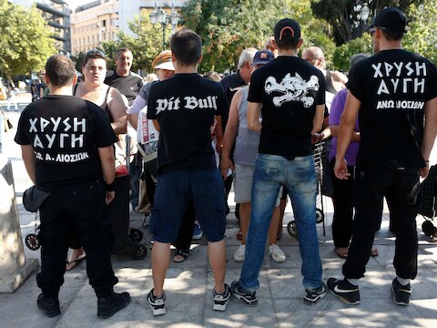 Leden van Gouden Dageraad tijdens een voedselbedeling in Athene. Enkel voor partijsympathisanten.