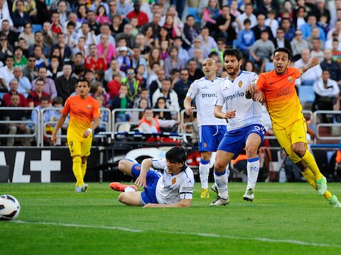 Thiago Alcantara zet Barcelona 0-1 voor in La Romareda.