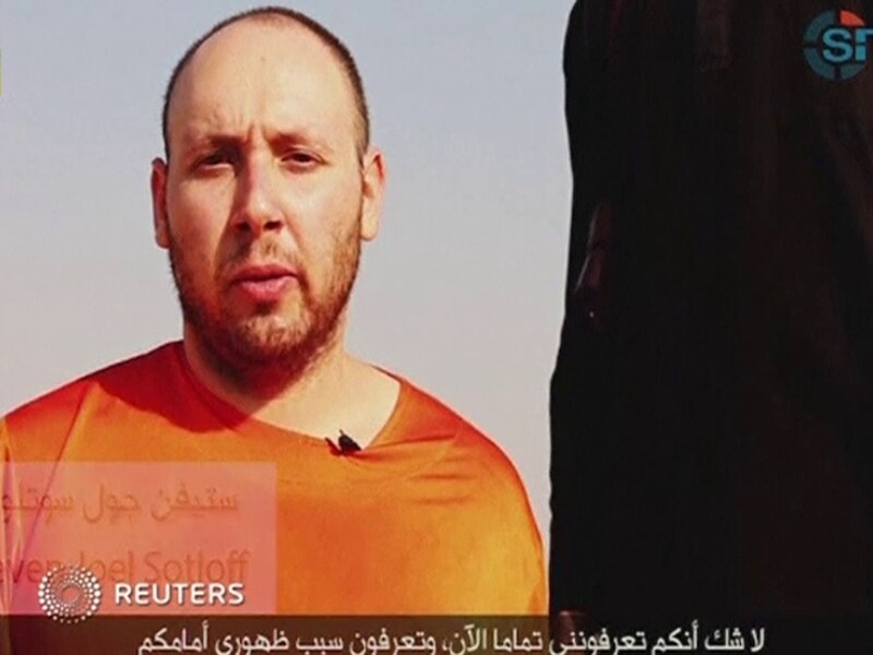 Een screenshot uit de video waarin te zien is dat Steven Sotloff wordt onthoofd.