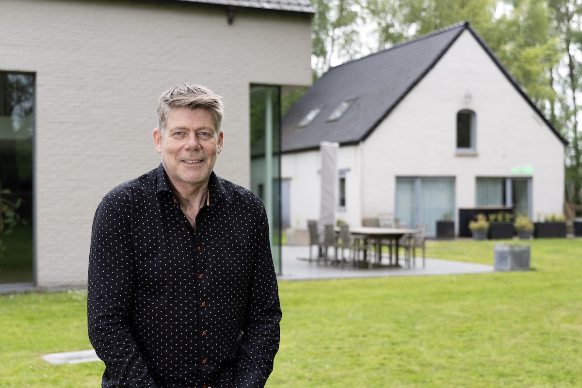 Joris Walraet voor zijn huis in Evergem.