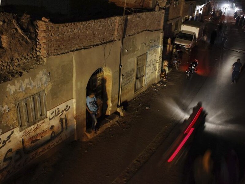 Een donkere straat in de Egyptische plaats Toukh.