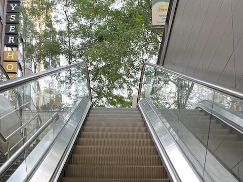 De nieuwe roltrappen van station Diamant. 