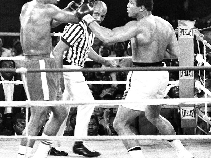 George Foreman (links) in zijn kamp tegen Ali.