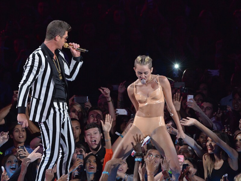 Thicke in zijn veelbesproken act met Miley Cyrus (r.).