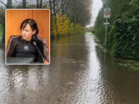 Archiefbeeld: De Varsenareweg in Jabbeke staat onder water. Inzet: schepen Claudia Coudeville