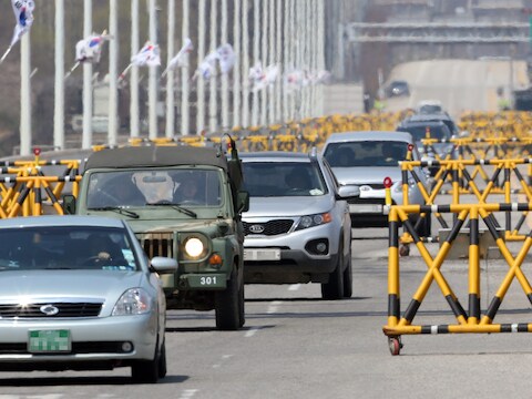 Auto's van een aantal van de laatste Zuid-Koreaanse werknemers die midden april nog in Kaesong werkzaam waren.