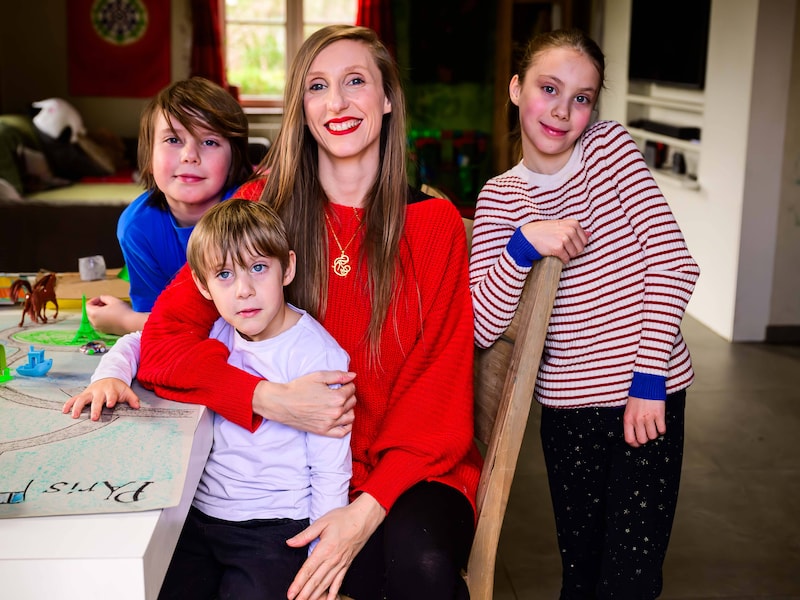 Haar drie kinderen kunnen niet naar school, dus stopte mama Jolien (34) met werken om thuis juf te worden: “Vaak is het hier pyjamadag”