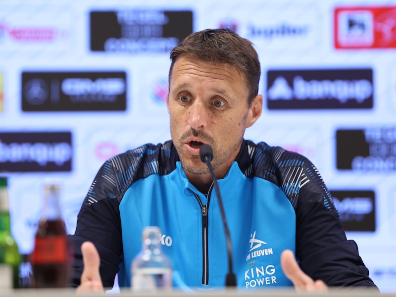 Timmy Simons beantwoordt vragen van de journalisten op de persconferentie. 