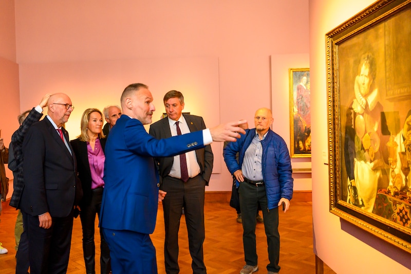 Dr. Nico Van Hout, Hoofd Collecties van het KMSKA, geeft onder andere cultuurminister Jan Jambon (N-VA) - die dinsdag een rondleiding volgde - uitleg over de Krasse Koppen.