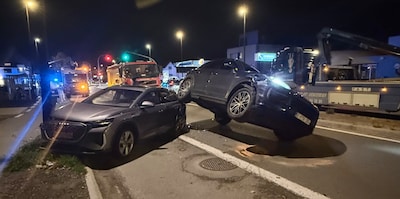 Auto komt na aanrijding met één wiel op geparkeerde wagen terecht in Sint-Martens-Latem