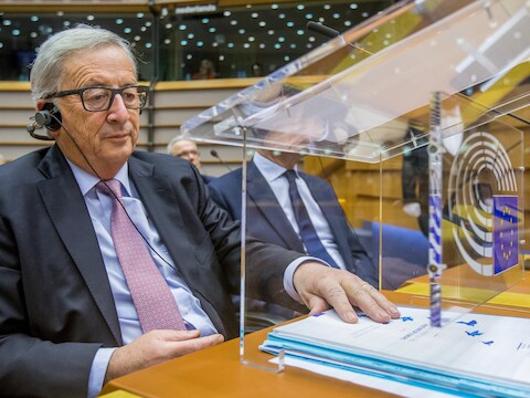 Commissievoorzitter Juncker met voor zich het witboek, met daarin de vijf plannen voor de toekomst van de EU.