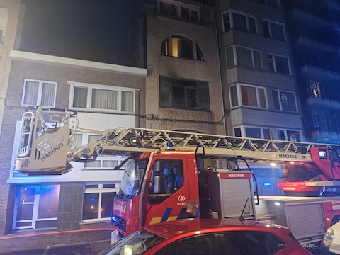 Het vuur ontstond in een appartement op de tweede verdieping.