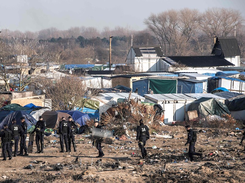 De Franse oproerpolitie in het geïmproviseerde vluchtelingenkamp in Calais.