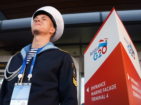 Een Russische matroos op wacht bij de haven van St. Petersburg, het decor van de G20-top die donderdag en vrijdag wordt gehouden.