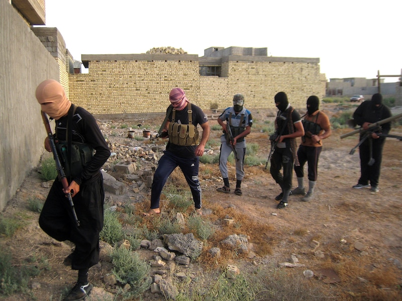 Rebellen op patrouille in Fallujah.