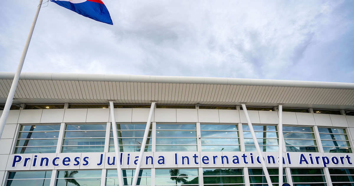 Vliegtuig maakt harde landing op Sint-Maarten, startbaan tot maandagmiddag dicht