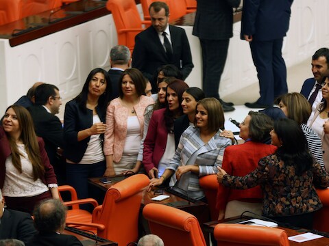 Parlementsleden van de pro-Koerdische HDP-partij nemen een selfie vooraleer ze hun tegenstem uitbrengen.