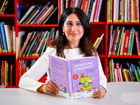 Minister van Onderwijs Zuhal Demir (N-VA): “Sommige ouders zijn wel heel weinig met hun kinderen bezig. Dat maakt mij triest. Mijn ouders kenden geen woord Nederlands toen ze naar hier kwamen, maar ze waren wel zo slim om ons mee te nemen naar de bibliotheek.”