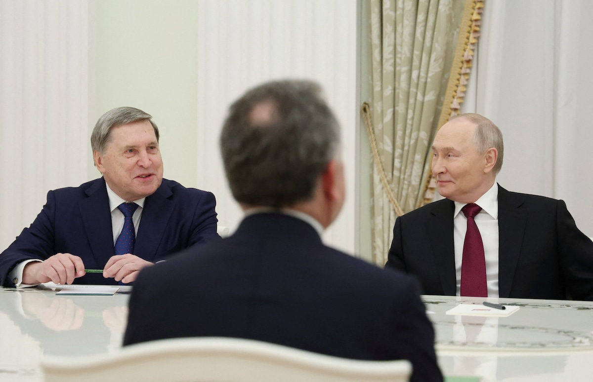 Una imagen de la mesa de negociaciones con el presidente ruso Putin (derecha), el funcionario del Kremlin Yuri Ushakov (izquierda) y el enviado estadounidense Steve Witkoff (centro).