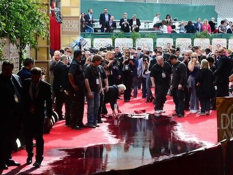 De drijfnatte rode loper bij de Golden Globes.
